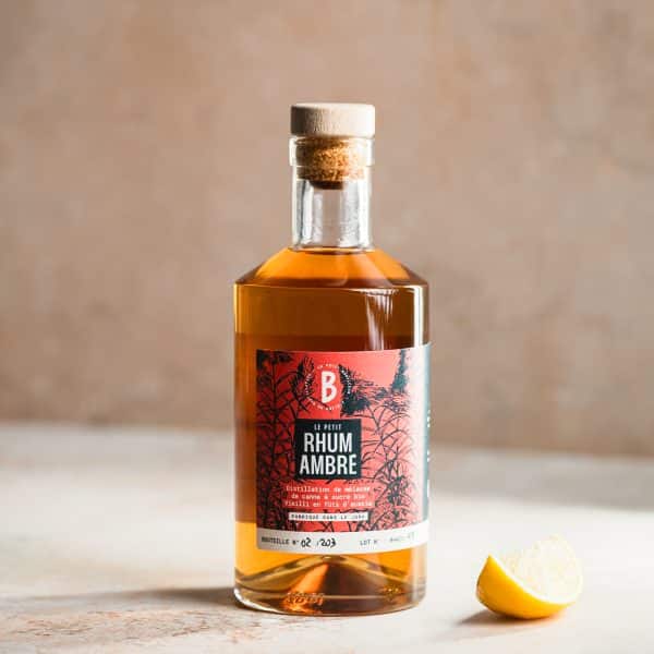 rhum ambré affiné en tonneau acacia de la distillerie Le petit Bouilleur